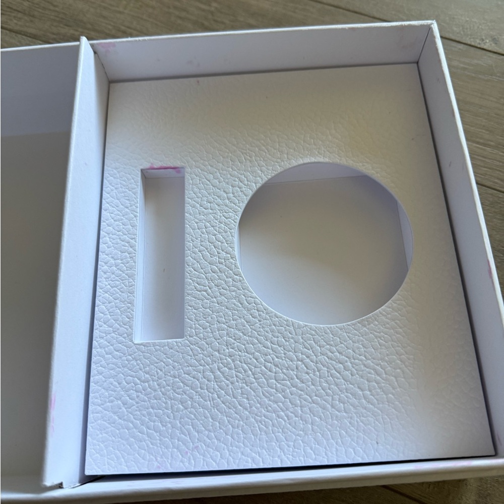 Dior White Box with Gold Logo - Picture 3 of 8